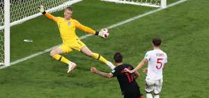 El delantero Mario Mandzukic (de negro), en el momento en que marca el segundo gol para Croacia en el segundo tiempo suplementario. Pese al esfuerzo, el arquero ingl&eacute;s Jordan Pickford no pudo detener el disparo.