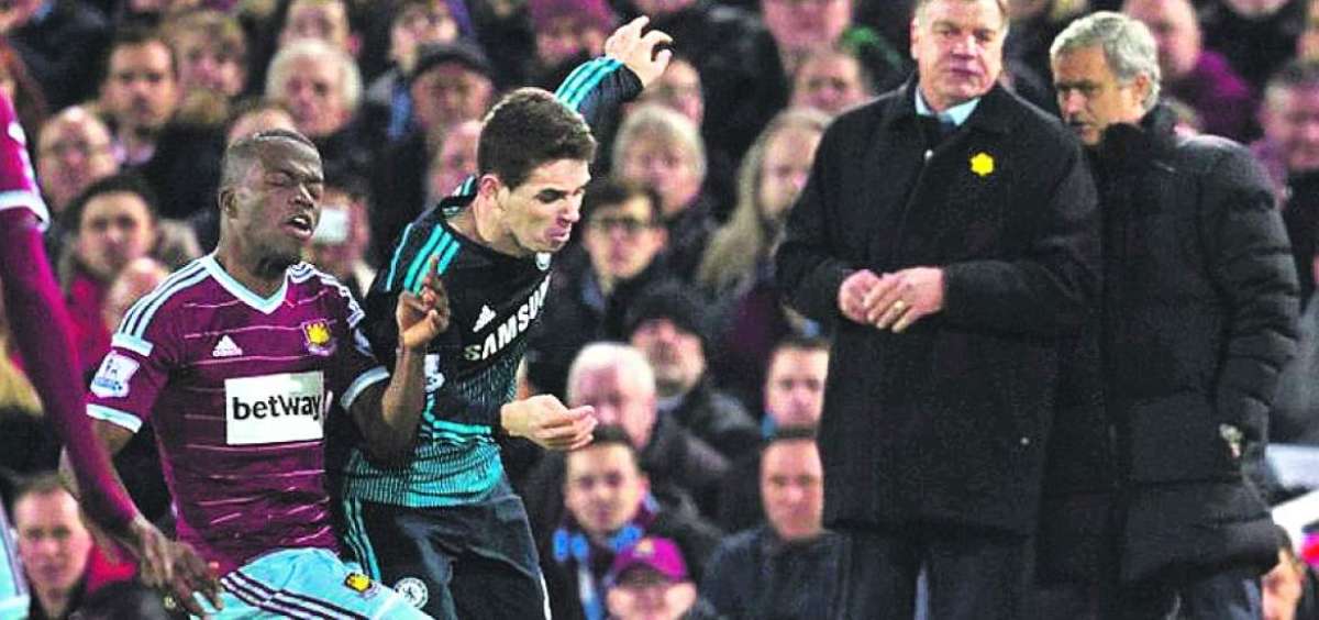 &Eacute;nner Valencia (izq.) en un partido del West Ham; al fondo se observa a Sam Allardyce cuando era DT del club.