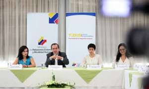 Las autoridades hicieron el anuncio durante un conversatorio con medios de comunicaci&oacute;n en Azogues. Foto: Canciller&iacute;a 