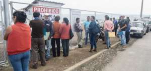 El anuncio del Alcalde sobre los empleos en la obra produjo largas filas en el campamento en Quitumbe.
