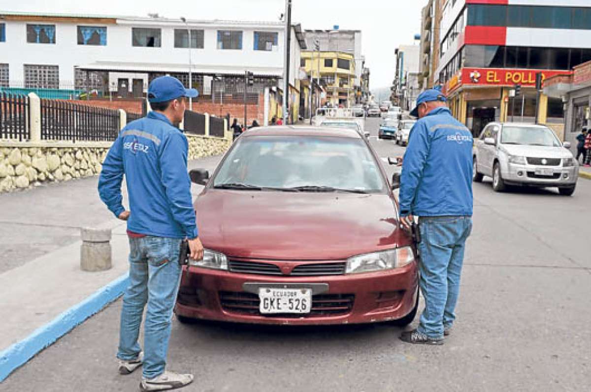 Semertaz tienen a su cargo 40 manzanas de Azogues para controlar el estacionamiento.