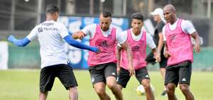 El volante mixto Pedro Qui&ntilde;&oacute;nez domina el bal&oacute;n durante una pr&aacute;ctica de Emelec. El volante se recuper&oacute; de una dolencia y probablemente esta tarde sume minutos frente a Independiente del Valle, en el estadio George Capwell.