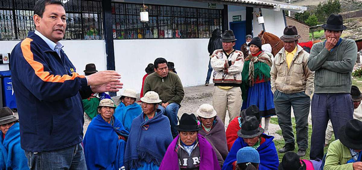 Pablo Morillo, coordinador Zonal 3 de la SGR, conversa con los comuneros refugiados en Chimborazo.