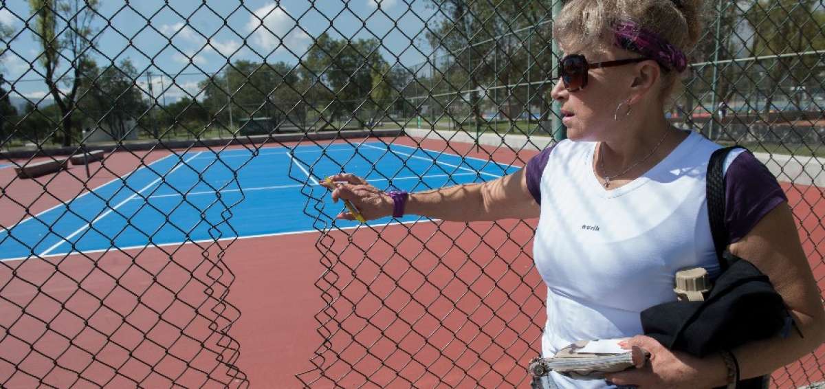Los trabajos de cambio de pisos en las canchas est&aacute;n pr&aacute;cticamente terminados. Hasta ayer, trabajadores reparaban los techos de dos de las pistas.