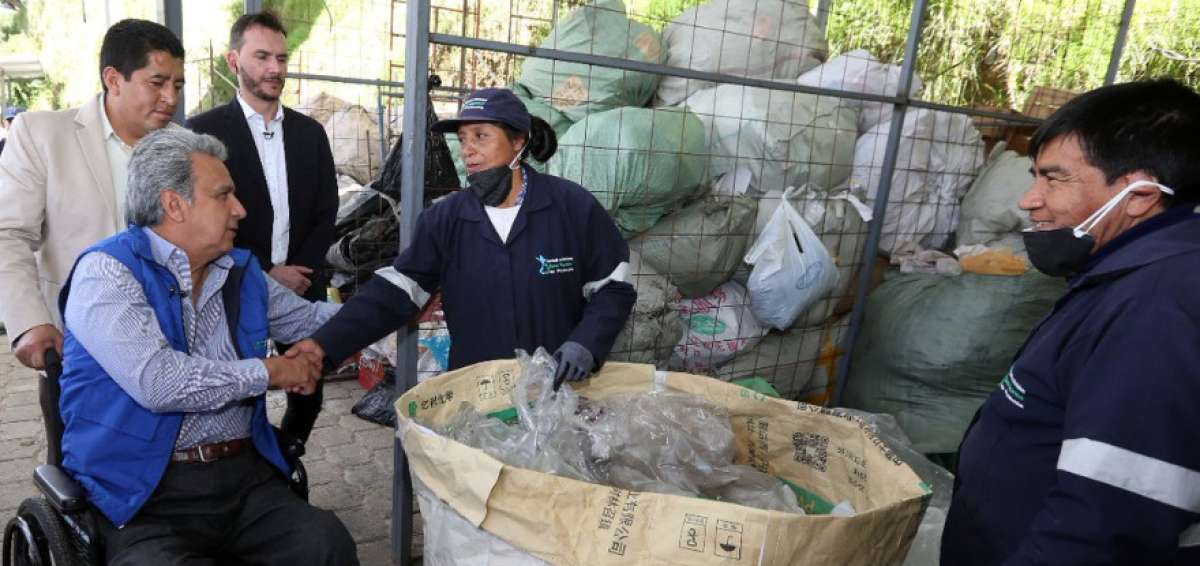 El presidente Len&iacute;n Moreno salud&oacute; a los miembros de la Red Nacional de Recicladores. 