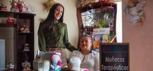 M&oacute;nica Granda lleva adelante su empresa de mu&ntilde;ecos terap&eacute;uticos.