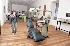 Instrumentos m&eacute;dicos antiguos que reposan en  el Museo de la Medicina de Cuenca. Muchos de estos aparatos estuvieron al servicio de la ciudadan&iacute;a como el de la gr&aacute;fica que es un sill&oacute;n para extraer o arreglar dientes. Foto: Jos&eacute; Luis LLivisaca.