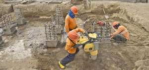 Los trabajadores de la empresa constructora funden las bases de los modernos edificios y otros espacios que tendr&aacute; la nueva terminal. 