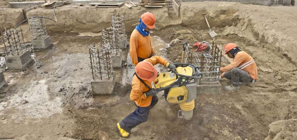 Los trabajadores de la empresa constructora funden las bases de los modernos edificios y otros espacios que tendr&aacute; la nueva terminal. 