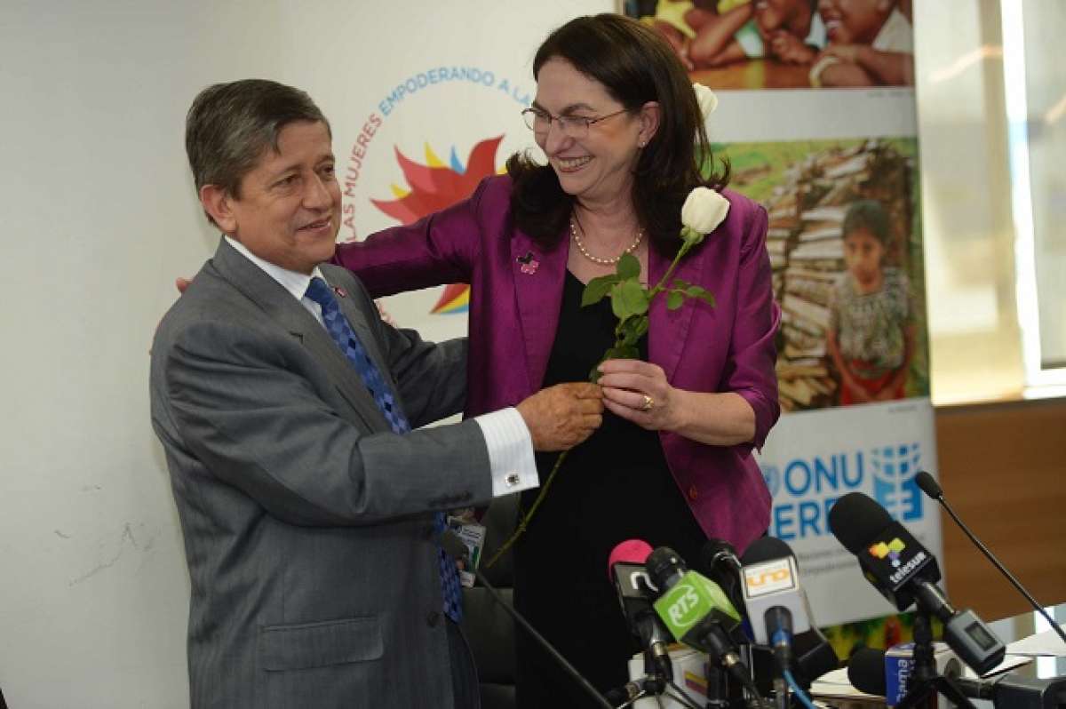 Carlos Marx, ministro del Trabajo, entreg&oacute; un rosa a Moni Pizani, representante de ONU Mujeres, al finalizar la conferencia de prensa. Foto: Santiago Aguirre / El Tel&eacute;grafo