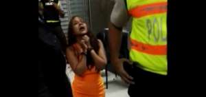 Captura del video difundido en redes sociales donde se observ&oacute; a la exjueza discutiendo con los polic&iacute;as.