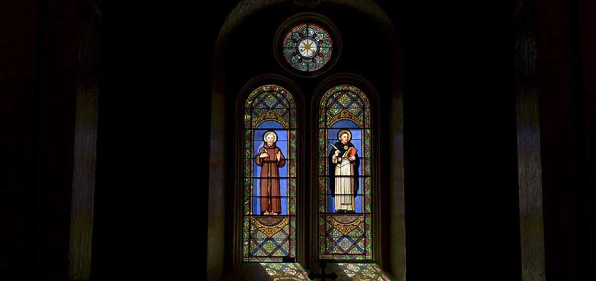 Los vitrales fueron tra&iacute;dos desde Francia hasta Cuenca en el siglo anterior. El trabajo de restauraci&oacute;n le tom&oacute; al equipo de trabajo m&aacute;s de dos a&ntilde;os.