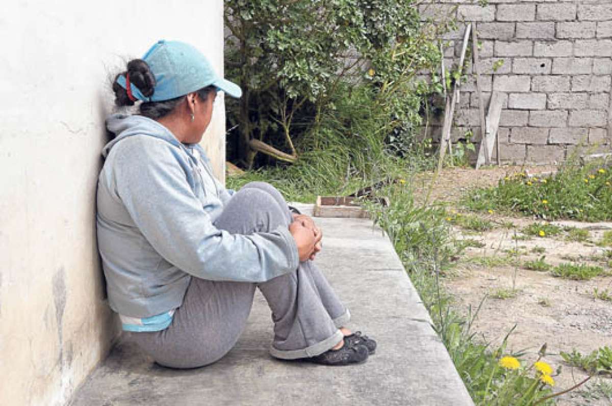 Las mujeres maltratadas dentro de la familia tienden a aislarse. La depresi&oacute;n las vuelve m&aacute;s vulnerables a los abusos y baja su autoestima. Foto: Janeth Osorio.