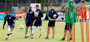 Los jugadores de Independiente del Valle practican tiros libres en el Centro de Alto Rendimiento del equipo.