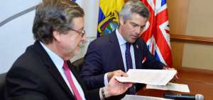 El titular del Mipro, Eduardo Egas; y el presidente de la C&aacute;mara Brit&aacute;nica, Nicol&aacute;s Armstrong, firmaron un convenio.