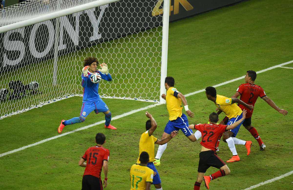 Guillermo Ochoa fue la figura del encuentro al atajar varias opciones claras de gol que cre&oacute; Brasil. Foto: AFP