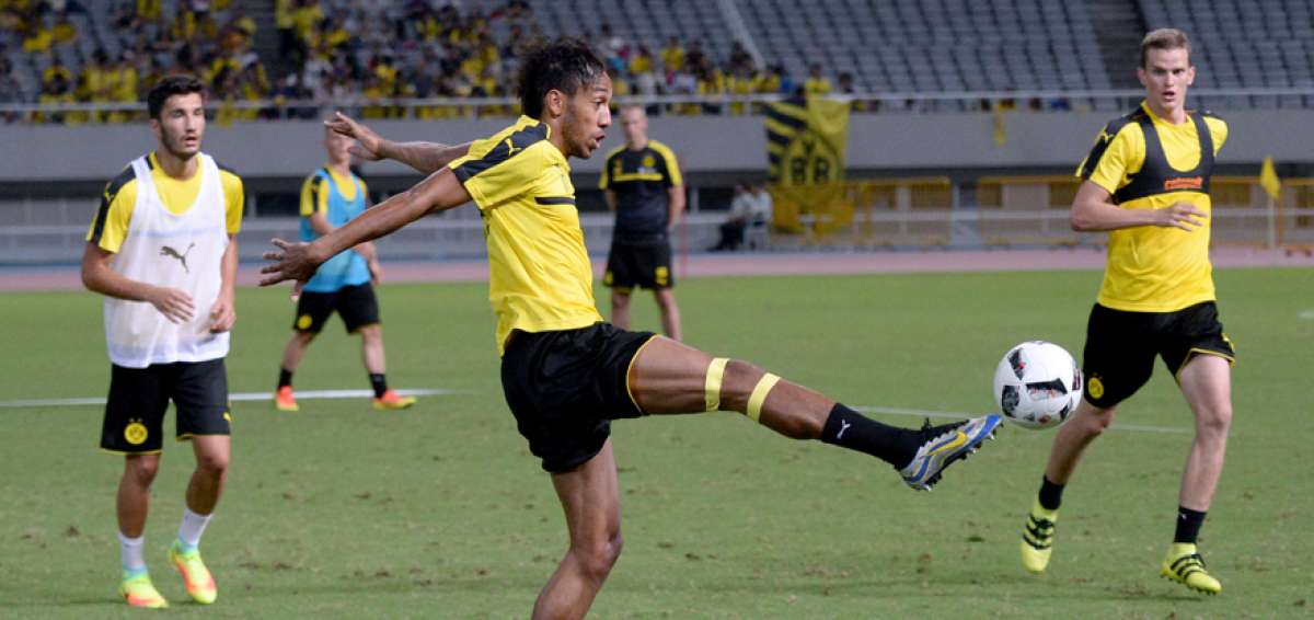 Los alemanes se apoyan en la voracidad de su delantero estrella, el gabon&eacute;s Pierre-Emerick Aubameyang (centro), quien pasa por un buen momento.
