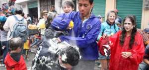 La 'Comadre' y el 'Compadre' abren las fiestas en Cuenca