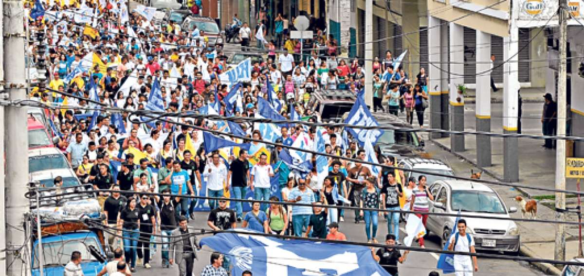 Estudiantes de 12 universidades p&uacute;blicas del pa&iacute;s marcharon ayer hasta la Casona. La salida fue desde los exteriores de la Universidad de Guayaquil. FOTO: WILLIAM ORELLANA / EL TEL&Eacute;GRAFO 