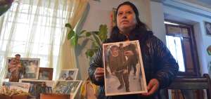 Marcia Andrade muestra la foto de su hijo, quien lleva m&aacute;s de un a&ntilde;o desaparecido en la frontera entre M&eacute;xico y Estados Unidos. Jonathan S&aacute;nchez viajaba de forma ilegal.