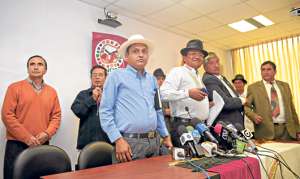 Dirigentes de la Fenocin acudieron ayer a la Asamblea Nacional para anunciar su posici&oacute;n de respaldo a la aprobaci&oacute;n del proyecto legislativo. Foto: Santiago Aguirre│El Tel&eacute;grafo