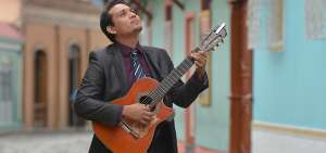 Fernando Vargas es un compositor, requintista y cantante, popular en Guayaquil por interpretar con similar estilo los temas de Julio Jaramillo.