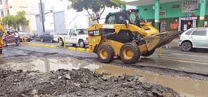 Los trabajos de reconstrucci&oacute;n de la calle Esmeraldas iniciaron hace cerca de dos semanas y ha ocasionado congestionamiento vehicular.
