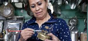 Los talleres de hojalata en Ambato son escasos. Sus propietarios buscan nuevas oportunidades comerciales en espacios privados y ferias.