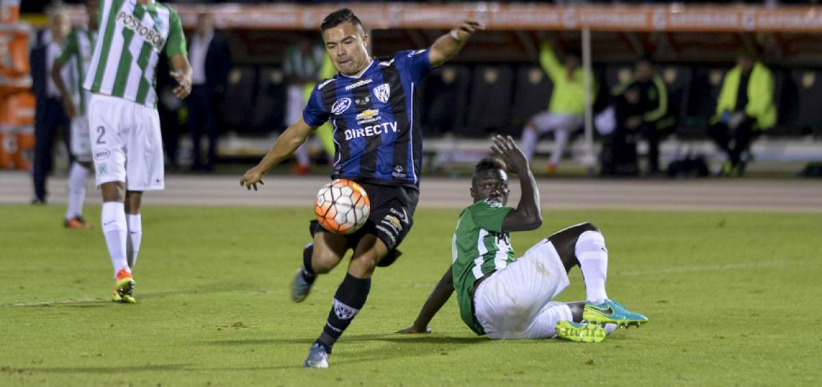 El volante ofensivo Jonny Uchuari (c) tiene propuestas de Macar&aacute; de Ambato para seguir con su carrera profesional.