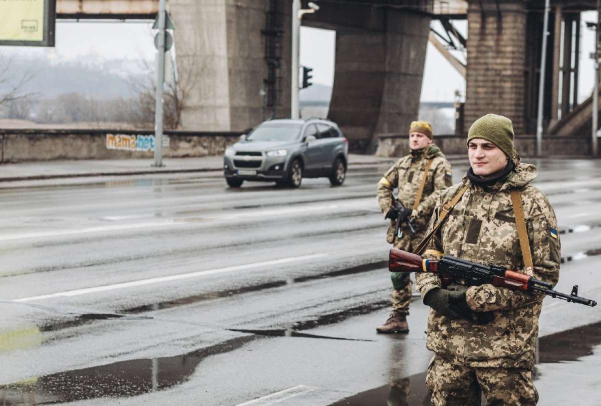 Militares ucranianos vigilan una carretera en las afueras de Kiev, Ucrania. 