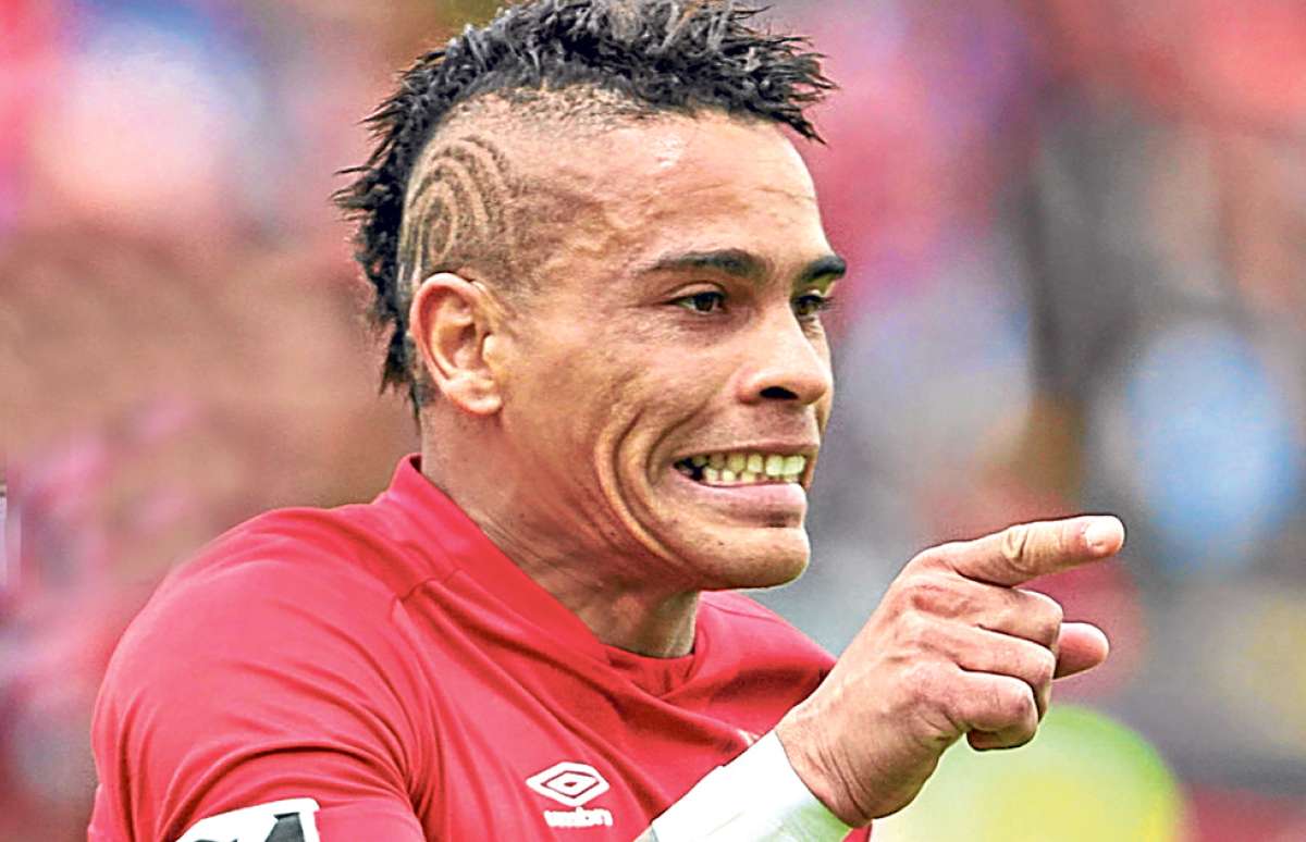 El delantero uruguayo Jonathan &Aacute;lvez marc&oacute; dos tantos para Liga de Quito y cedi&oacute; la asistencia para la tercera diana. Fue la figura del encuentro ante el &lsquo;ponchito&rsquo;. Foto: Tomado de Andes
