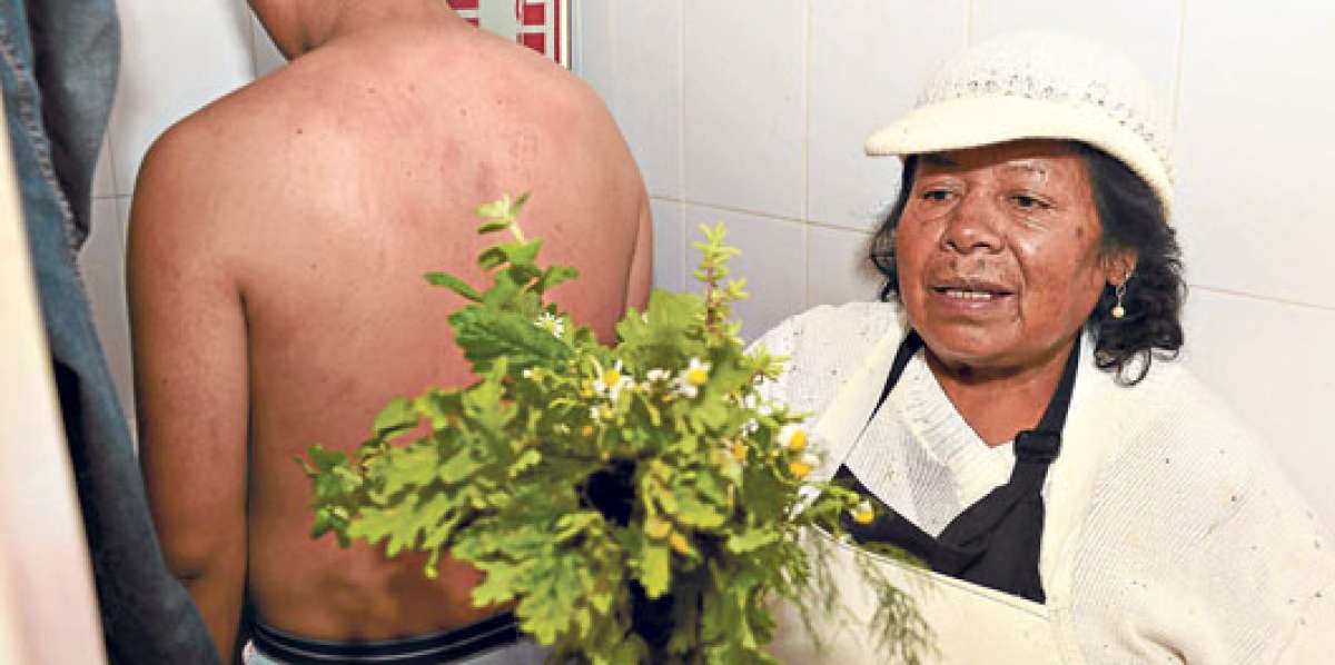En un mercado tradicional, en el centro de Quito, se curan las dolencias con limpias realizadas por curanderas. Foto: Carina Acosta / El Tel&eacute;grafo