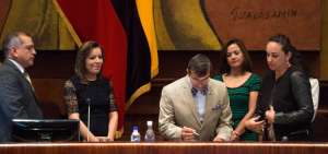 La presidenta de la Asamblea, Gabriela Rivadeneira, tom&oacute; juramento a los nuevos jueces. 