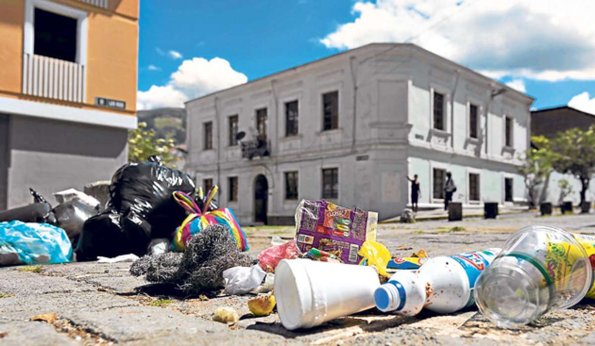 Hasta la ma&ntilde;ana de ayer en algunos puntos del barrio La Tola la basura se acumulaba. Los vecinos aseguran que la situaci&oacute;n se mantuvo por varios d&iacute;as. Foto: John Guevara / El Tel&eacute;grafo.