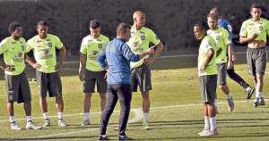 El entrenador de Brasil, Dunga (centro), da indicaciones a sus jugadores en una pr&aacute;ctica. Foto: AFP