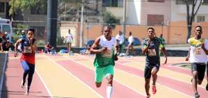 El esmeralde&ntilde;o &Aacute;lex Qui&ntilde;&oacute;nez (verde) ratific&oacute; ser uno de los mejores exponentes en los 100 y 200 metros planos durante el torneo que se realiz&oacute; en la pista atl&eacute;tica Jefferson P&eacute;rez, en Cuenca. 