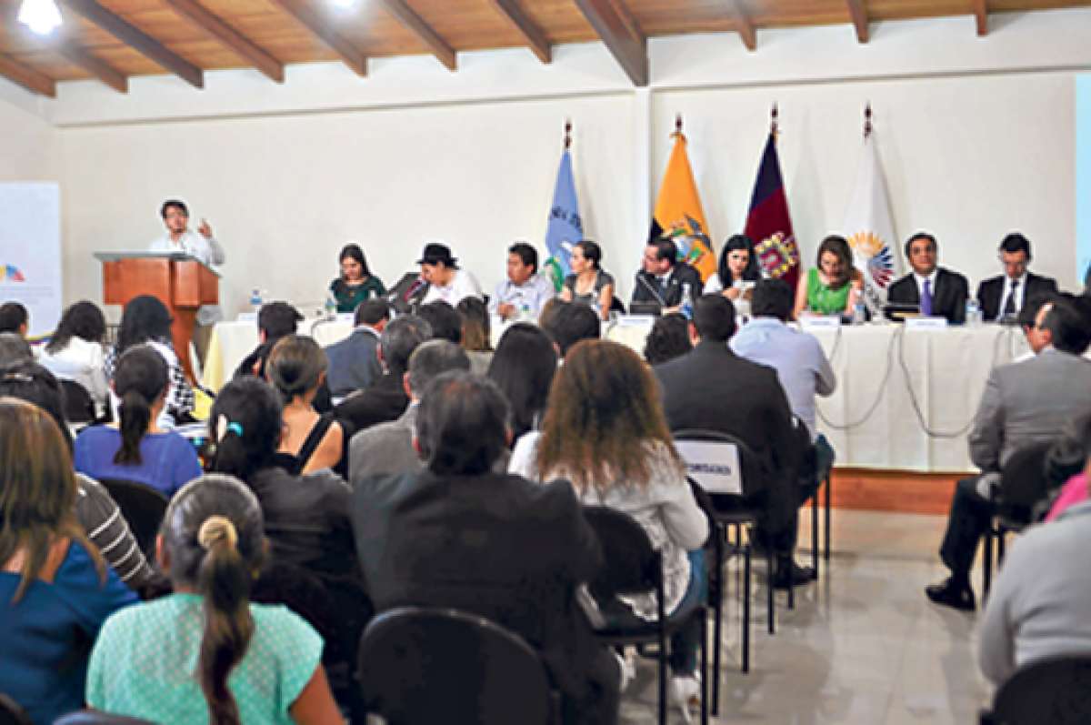Durante la socializaci&oacute;n de las enmiendas constitucionales, Patricio Haro, delMovimiento Concertaci&oacute;n, expuso sus argumentos sobre los cambios en las FF.AA. Foto:  Carina Acosta / El Tel&eacute;grafo