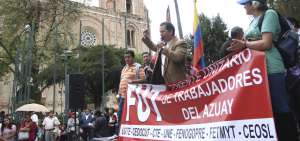 La calle Bol&iacute;var, en el centro hist&oacute;rico de Cuenca, sirvi&oacute; para que cientos de trabajadores, profesores y estudiantes desfilen en homenaje al 1 de Mayo.   
