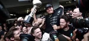 Rosberg da otro paso hacia el t&iacute;tulo y certifica el de constructores