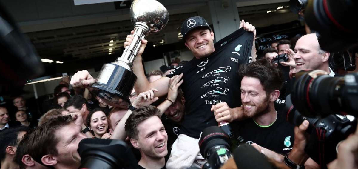 Rosberg da otro paso hacia el t&iacute;tulo y certifica el de constructores