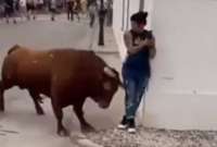 Luego de pasar a lado de ella, el toro resbala y se regresa a embestirla.