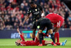 Ekitike se lesion&oacute; en el partido de Champions League.