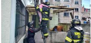 Una ni&ntilde;a estaba dentro de la vivienda y fue sacada por los bomberos. 