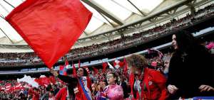 Aficionadas del Atl&eacute;tico de Madrid exhiben banderas rojiblancas en las gradas, durante el encuentro por la liga ante el FC Barcelona.