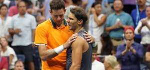 El argentino Juan Mart&iacute;n del Potro consuela a Rafael Nadal, luego de que decidiera retirarse por una lesi&oacute;n, en el duelo de semifinales, el viernes 7 de septiembre.