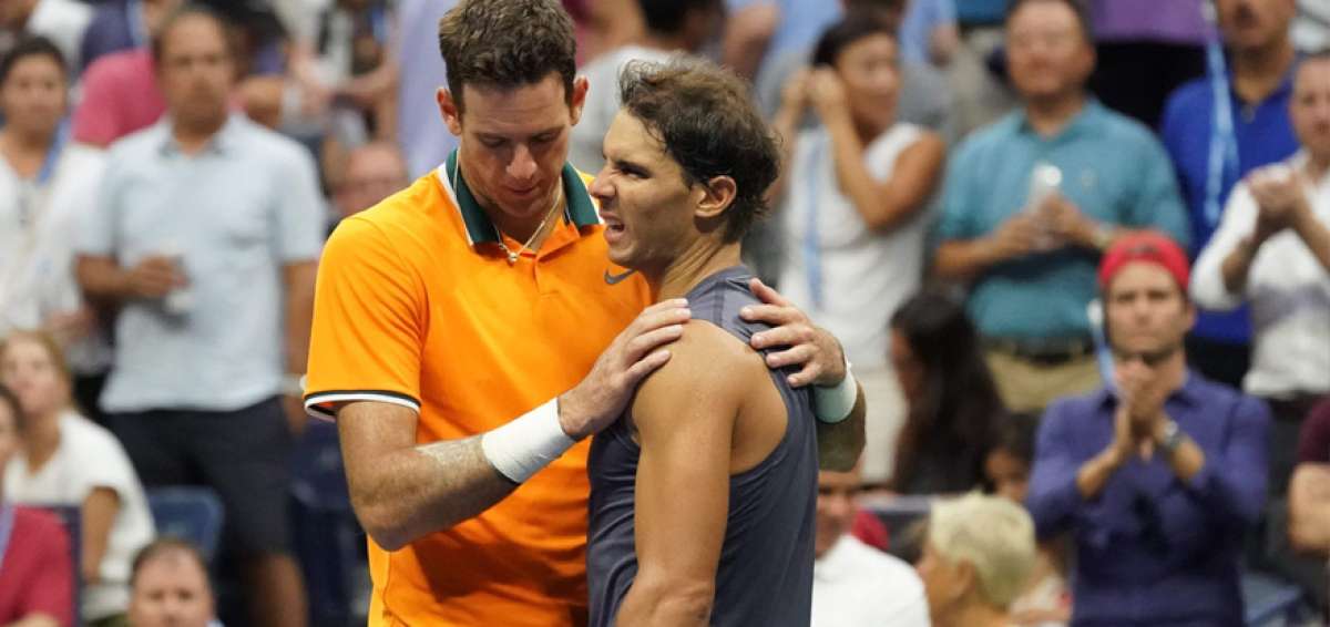 El argentino Juan Mart&iacute;n del Potro consuela a Rafael Nadal, luego de que decidiera retirarse por una lesi&oacute;n, en el duelo de semifinales, el viernes 7 de septiembre.