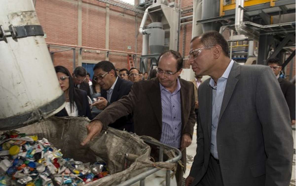El vicepresidente de la Rep&uacute;blica, Jorge Glas, y la titular del Ministerio de Ambiente, Lorena Tapia, recorrieron la empresa. Fotos: Andr&eacute;s Darquea / El Tel&eacute;grafo 