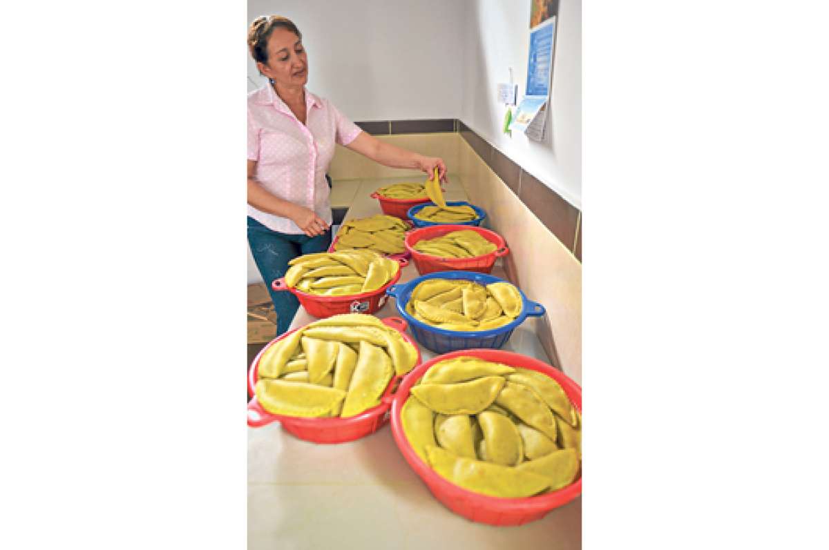 Do&ntilde;a Mar&iacute;a Garc&iacute;a aprendi&oacute; a hacer empanadas de su suegra, Matilde Pinargote. Sus ventas se duplican en los feriados. Fotos: Rodolfo P&aacute;rraga / El Tel&eacute;grafo