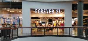 Forever 21 se declara en bancarrota ante el auge del comercio en l&iacute;nea