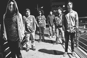 Integrantes de la banda quite&ntilde;a &lsquo;Todos menos Charlie&rsquo;, quienes deber&aacute;n demostrar su talento en la segunda fecha eliminatoria.  